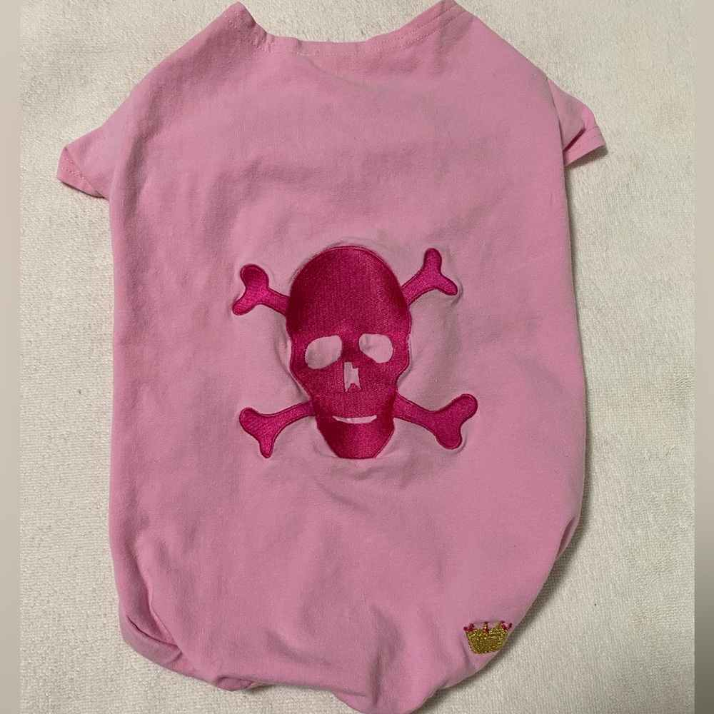 Kwigy bo Pink Pet T-Shirt with Embroidered Skull and Crossbones